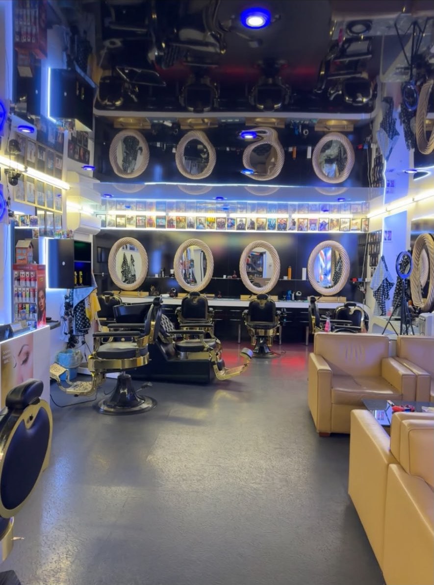 Goldene Waschbecken und Barber-Stühle im Salon