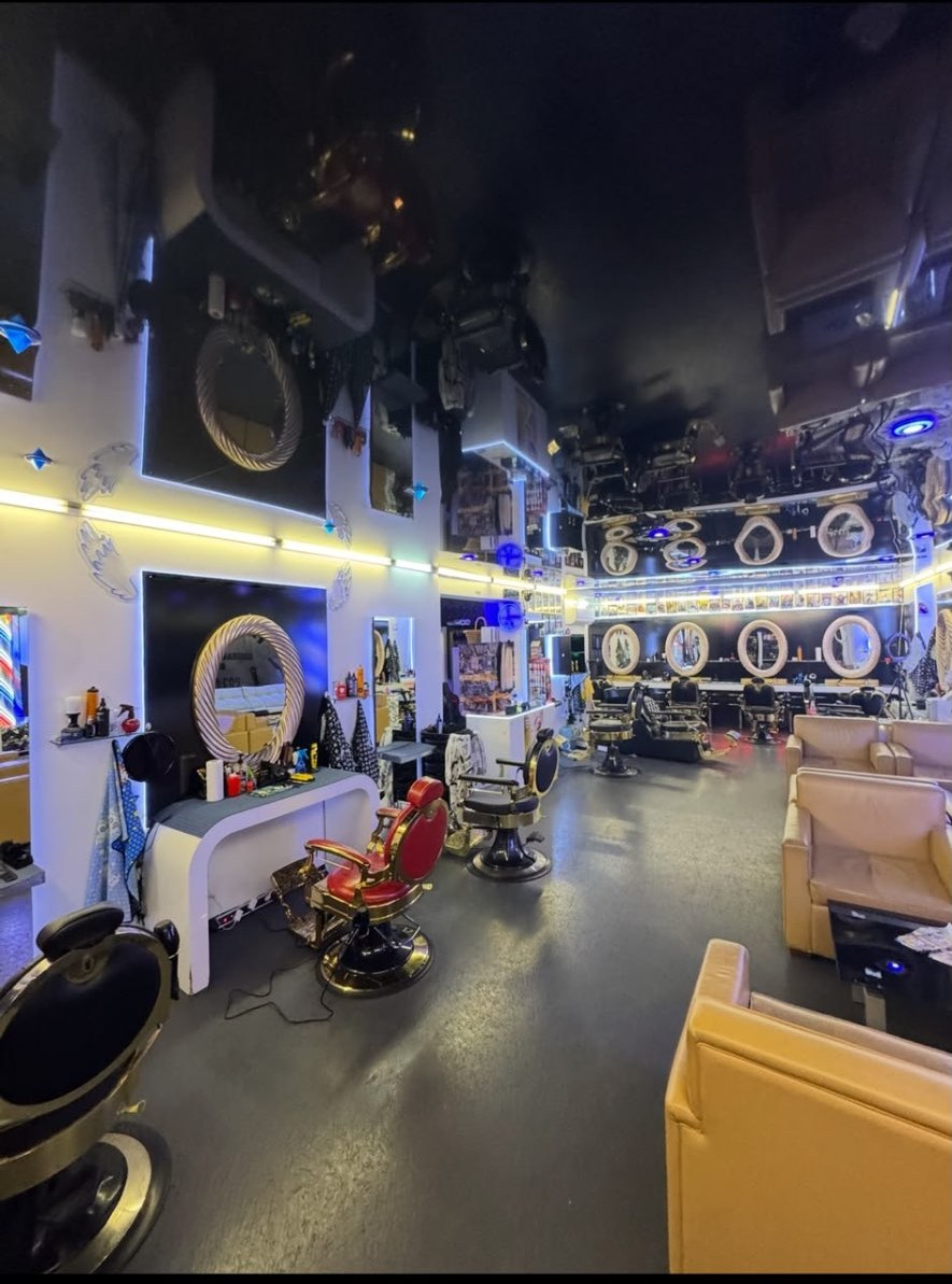 Goldene Spiegel und Waschplätze im Salon